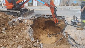 Una avaria a la xarxa deixa sense aigua una part de Vilanova i obliga a tallar el carrer Cap de Creu