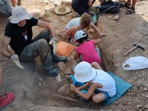 Una llàntia romana d'entre el 150 dC i principis del segle III dC, una de les troballes del camp de treball de Darró 