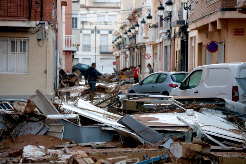 Veïns treballant per treure el fang a Paiporta. ACN / Arnau Martín