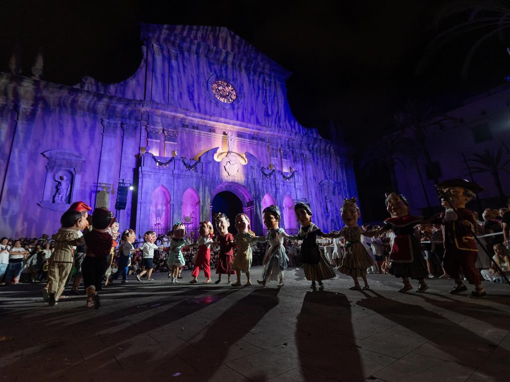 Vilanova tanca dinou dies de festa amb cent disset activitats per a tots els públics i edats . Ajuntament de Vilanova