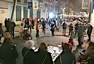 Cantada per la Pau a la rambla Principal de Vilanova. Eix