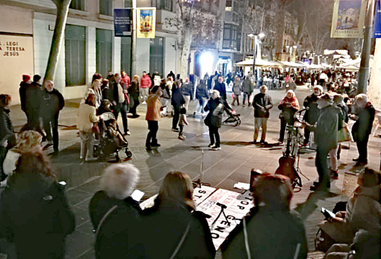 Cantada per la Pau a la rambla Principal de Vilanova. Eix