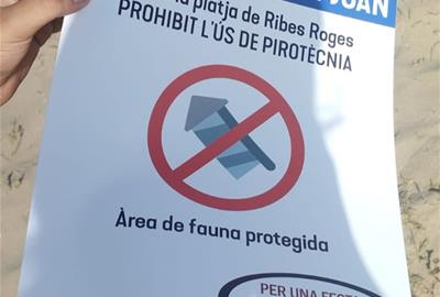 Cartell indicatiu de la prohibició de l’ús de pirotècnia a a platja de Ribes Roges, penjat el dia mateix de la revetlla. Eix