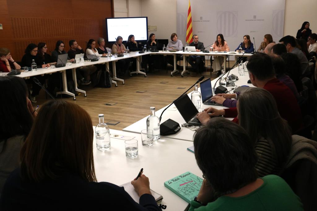 Educació planteja prohibir l'ús del mòbil a l'aula a totes les etapes i restringir les pantalles a infantil. ACN