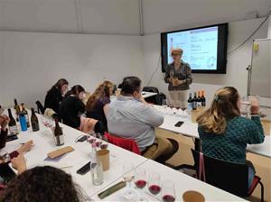 El Diploma en Gestió d’Empreses Vitivinícoles estrena un nou format híbrid amb classes en línia i tastos presencials. Ajuntament de Vilafranca