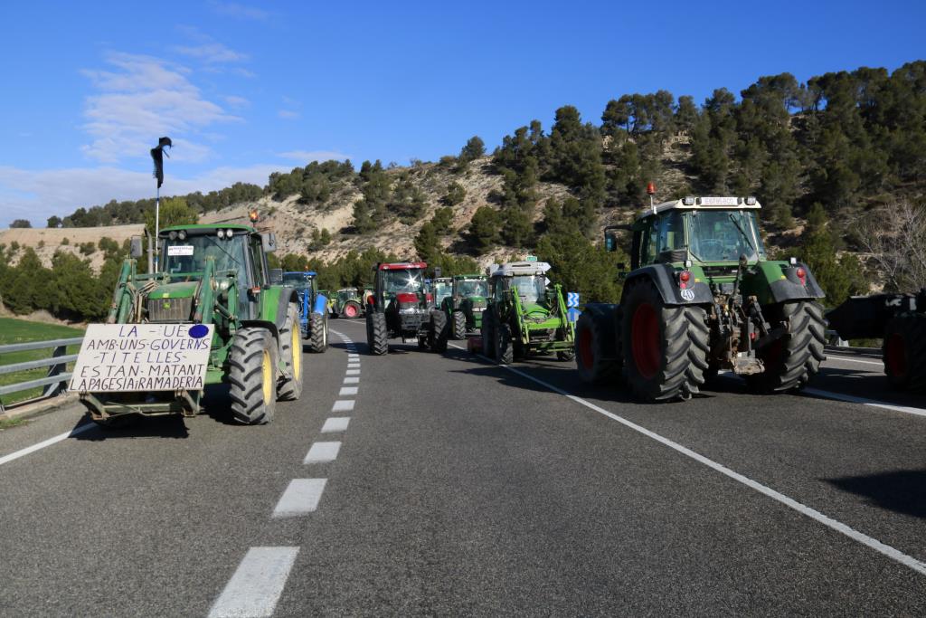 El Gremi de la Pagesia Catalana crida el sector a tallar una tretzena de carreteres aquest dilluns. ACN