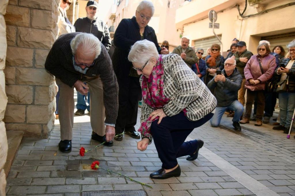 El Vendrell homenatja els vendrellencs deportats als camps de concentració nazis amb les llambordes Stolpersteine. Ajuntament del Vendrell