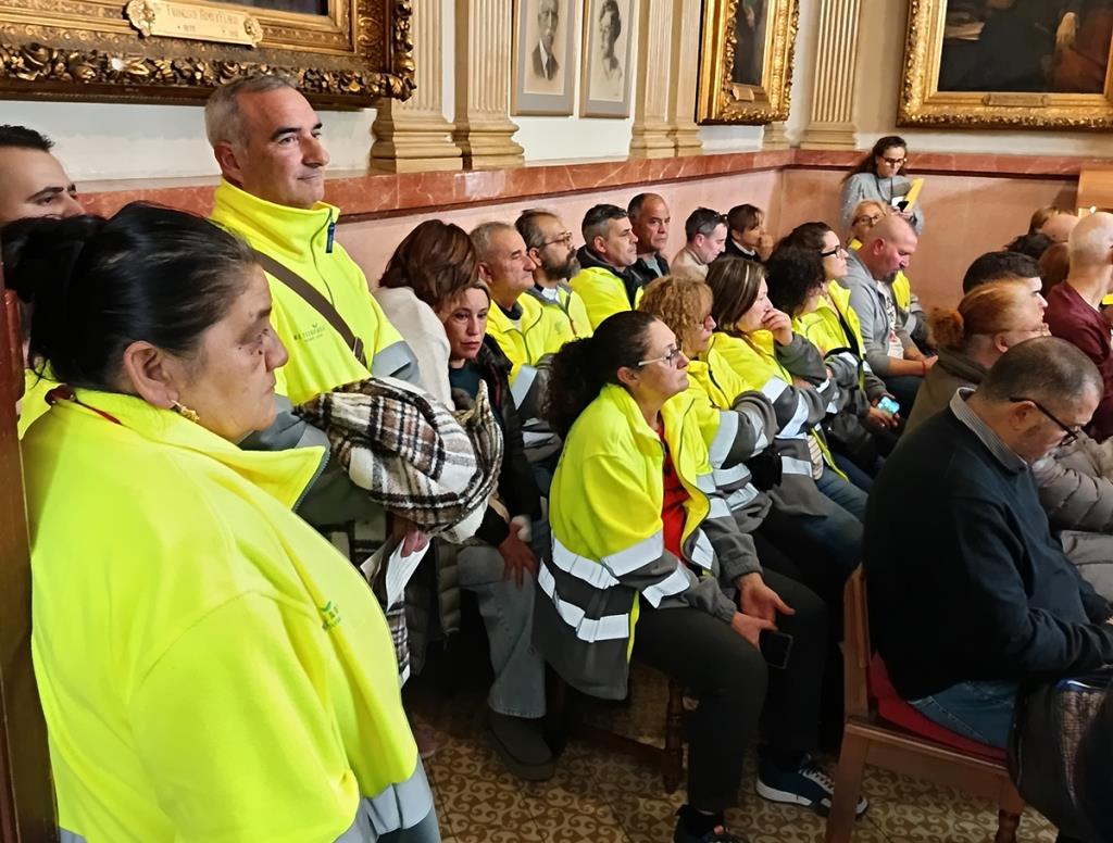 Els treballadors i treballadores de la Neteja Viària al ple municipal. Eix