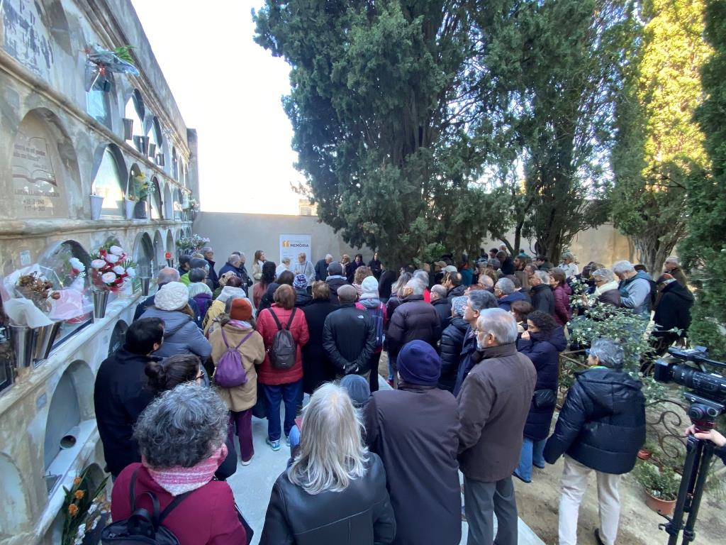 Èxit d’assistents en la ruta pel cementiri organitzada per la Comissió per a la Memòria de Vilafranca. Comissió per a la Memòria