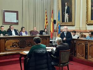 Jordi Cuyàs presentant la proposta al ple de l'Ajuntament de Vilanova i la Geltrú. Eix