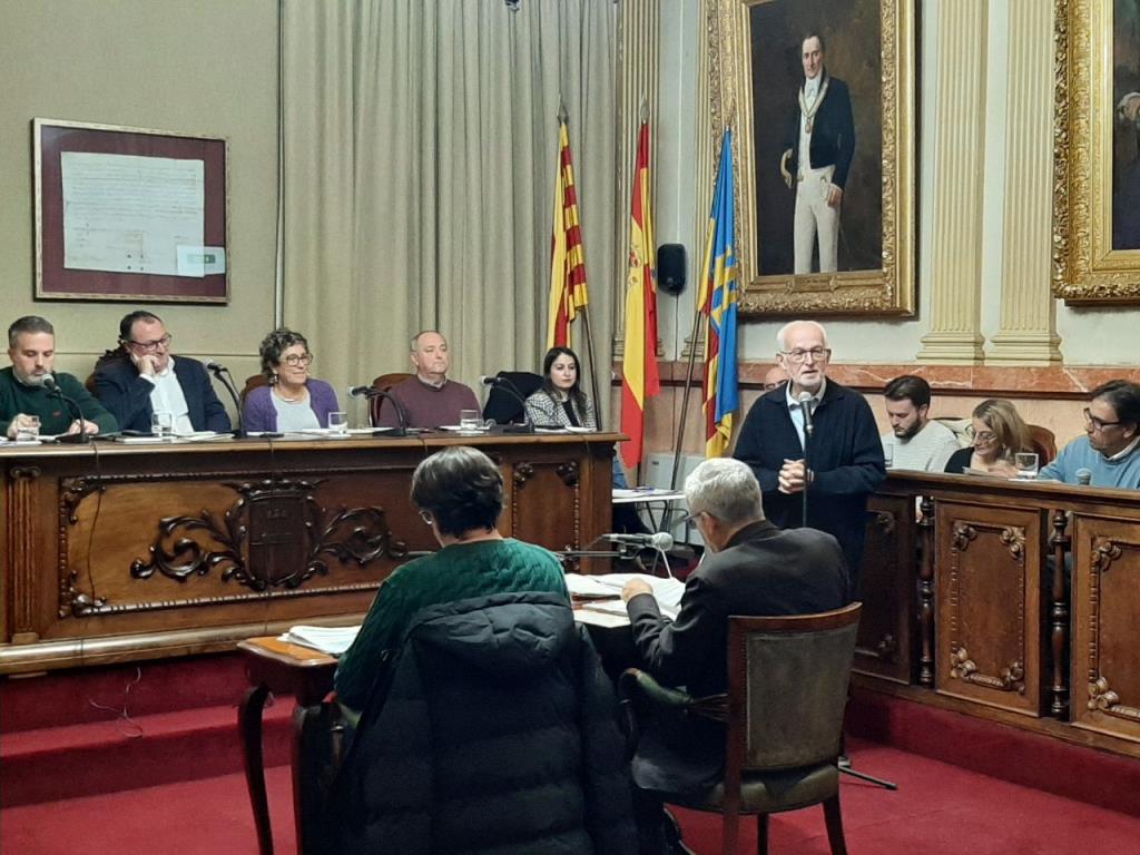 Jordi Cuyàs presentant la proposta al ple de l'Ajuntament de Vilanova i la Geltrú. Eix