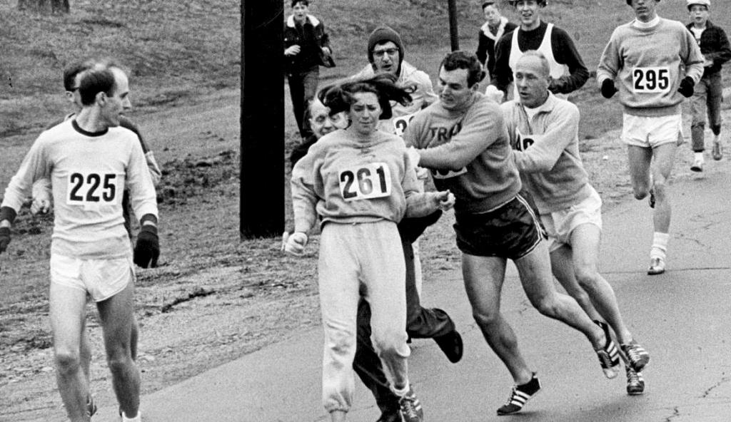 Kathrine Virginia Switzer a la marató de Massachusetts. Eix