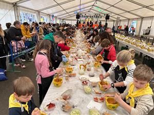 La 39a Xatonada del Vendrell aposta per transmetre el llegat culinari entre els més joves. ACN