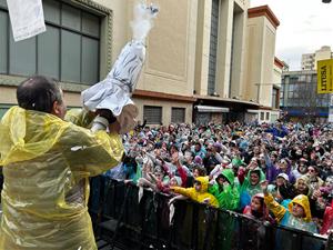 La Merengada endolceix el centre de Vilanova i la Geltrú com a tret de sortida del Carnaval