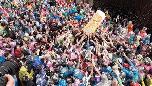 La Merengada endolceix el centre de Vilanova i la Geltrú com a tret de sortida del Carnaval. ACN