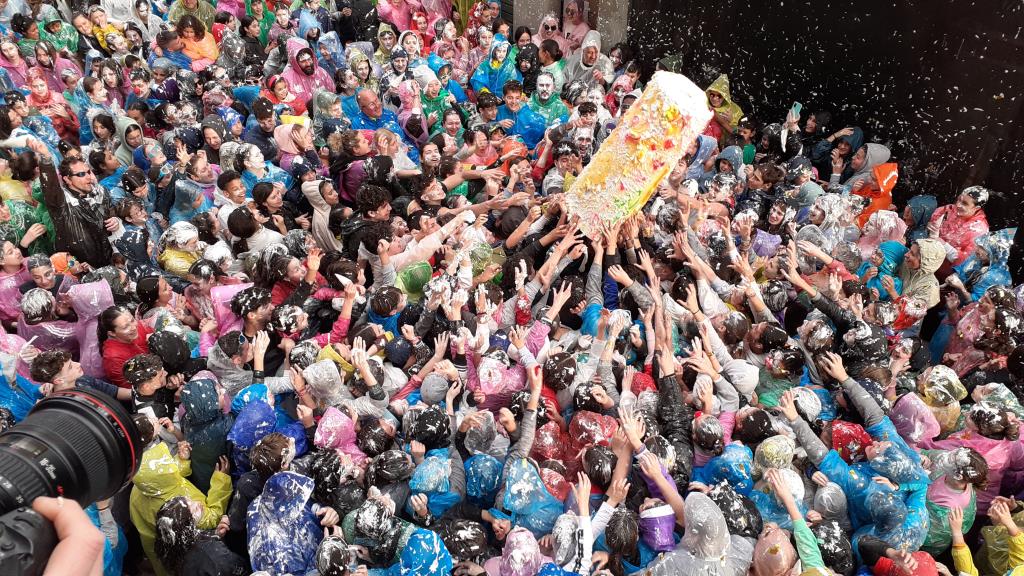 La Merengada endolceix el centre de Vilanova i la Geltrú com a tret de sortida del Carnaval. ACN