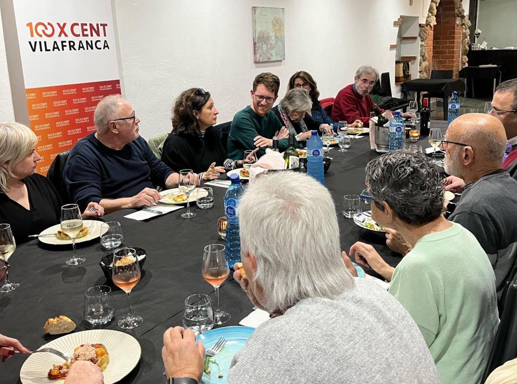 La plataforma ciutadana 100xCentVilafranca ha organitzat un nou sopar-conversa amb la Neus Castellano, directora de la biblioteca García Márquez . Eix