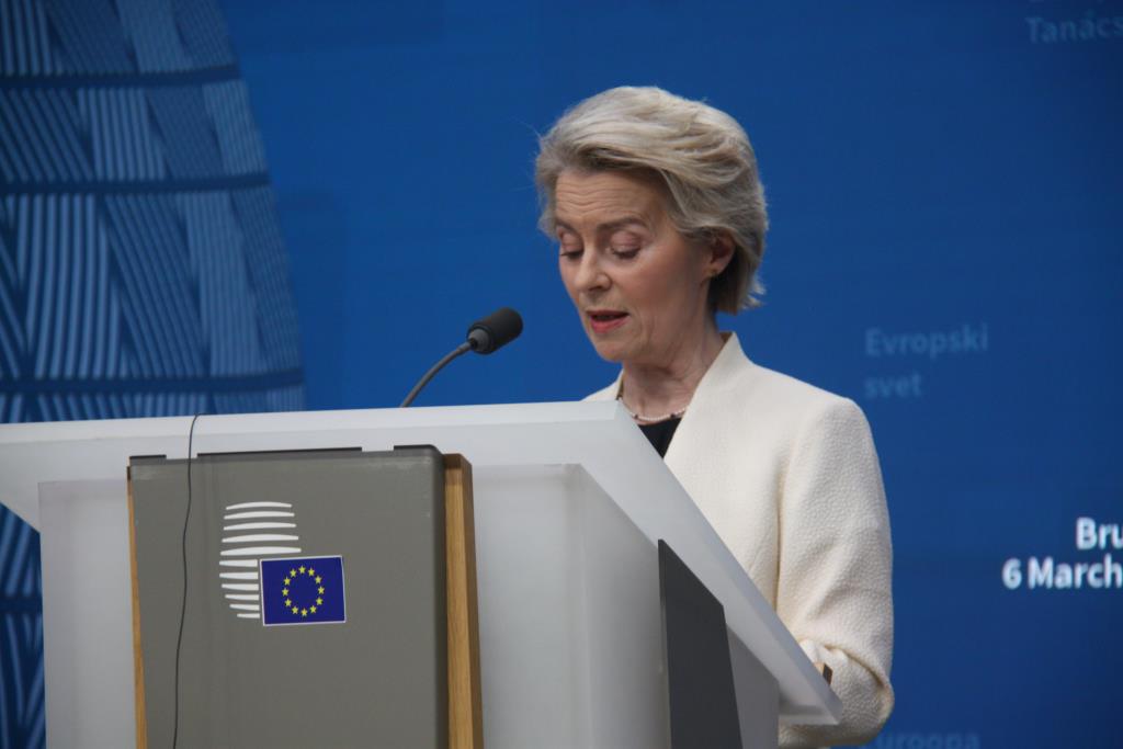 La presidenta de la Comissió Europea, Ursula von der Leyen, durant la roda de premsa posterior a la cimera extraordinària. ACN / Lucía Llargués