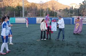 La Reina del Carnaval amb l’equip femení de l’UE Sitges de futbol 7. Eix