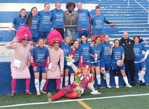 La Reina del Carnaval amb l’equip femení de l’UE Sitges de futbol 7