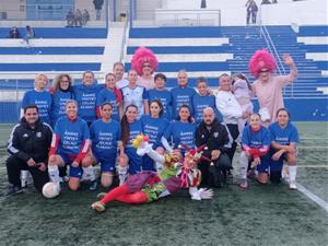 La Reina del Carnaval amb l’equip femení de l’UE Sitges de futbol 7