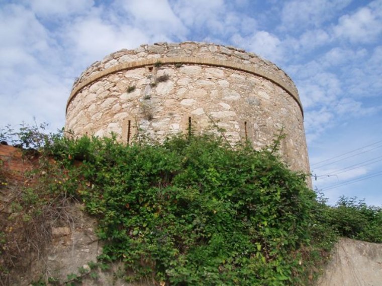 La Torre d'en Garrell és la fortificació construïda durant la tercera guerra carlina, a l'últim terç del s.XIX. Ajuntament de Vilanova