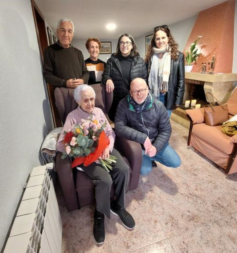 L'Ajuntament de Sant Sadurní felicita l'àvia centenària Montserrat Duran Rigol. Ajt Sant Sadurní d'Anoia