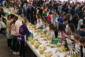 L'alumnat de 3r i 4t de primària de les escoles del Vendrell aprendrà a fer xató en horari lectiu. Ajuntament del Vendrell