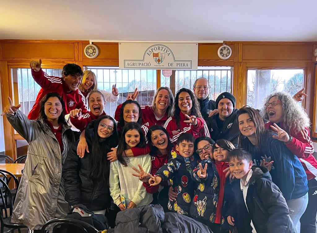 L’equip de futbol 7 femení de l’UE Sitges a Piera. Eix