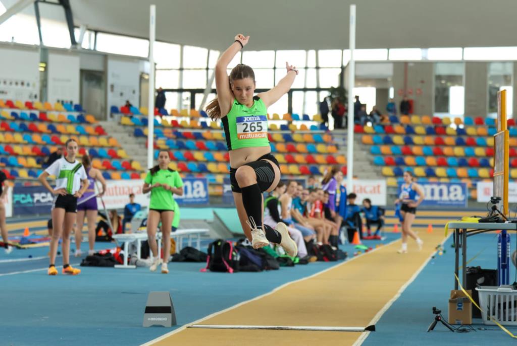 Les atletes del Dinami-k Club Atletisme Vilanova al Campionat de Catalunya . Eix