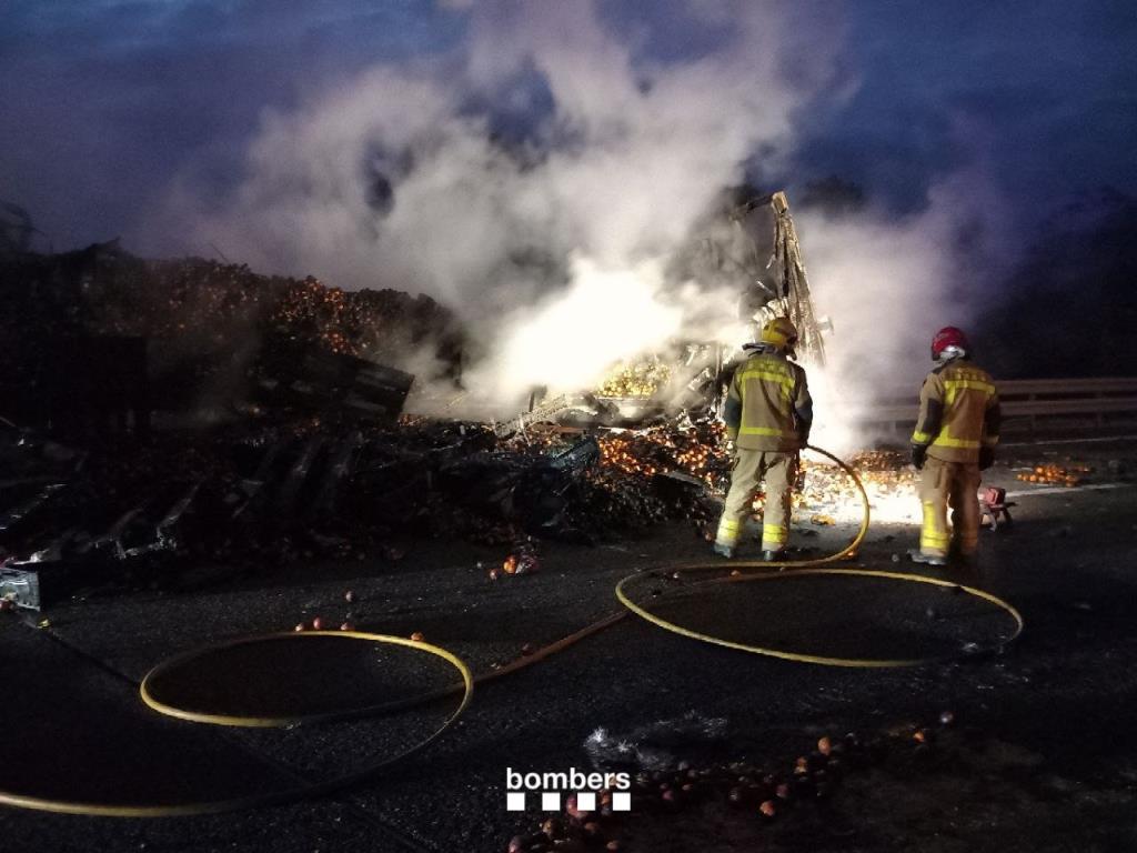 L’incendi d’un camió de taronges talla l’AP-7 al Vendrell en sentit nord i causa retencions. ACN