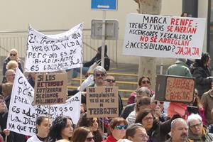 Els usuaris de Rodalies porten la seva indignació al carrer i clamen per un servei “digne”. Joan Grífols