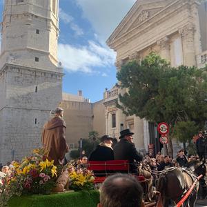 Més de 250 cavalls i una seixantena de carros i carruatges han protagonitzat els Tres Tombs de Vilanova