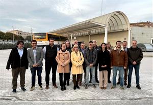 Montse Ortiz i Jaume Casañas acompanyats per una desena de representants d’Impulsem el Penedès i Junts . Eix