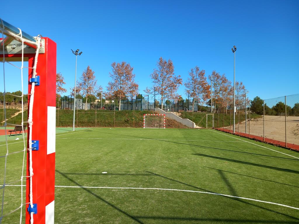 Nou camp de futbol de gespa artificial de Guardiola de Font-rubí . Eix