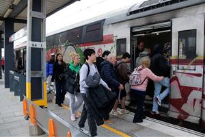 Passatgers entrant a un vagó d'un tren de l'R2Sud en direcció a Barcelona. ACN / Ariadna Escoda