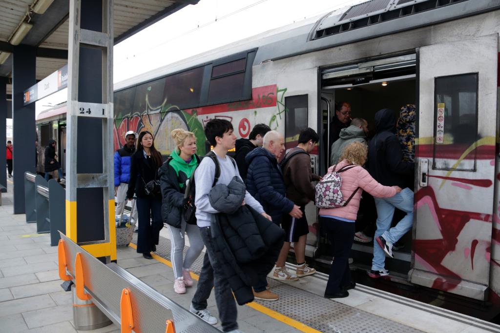 Passatgers entrant a un vagó d'un tren de l'R2Sud en direcció a Barcelona. ACN / Ariadna Escoda