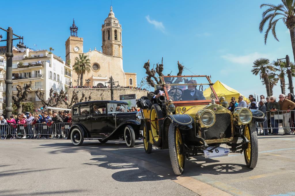 Prop de 90 vehicles participaran en el Ral·li Internacional de Cotxes d'Època Barcelona-Sitges . Ajuntament de Sitges