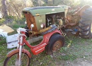 Tractor John Deere i Vespino abandonats. Ferran Savall