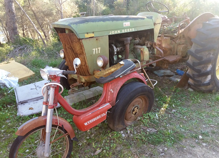 Tractor John Deere i Vespino abandonats. Ferran Savall