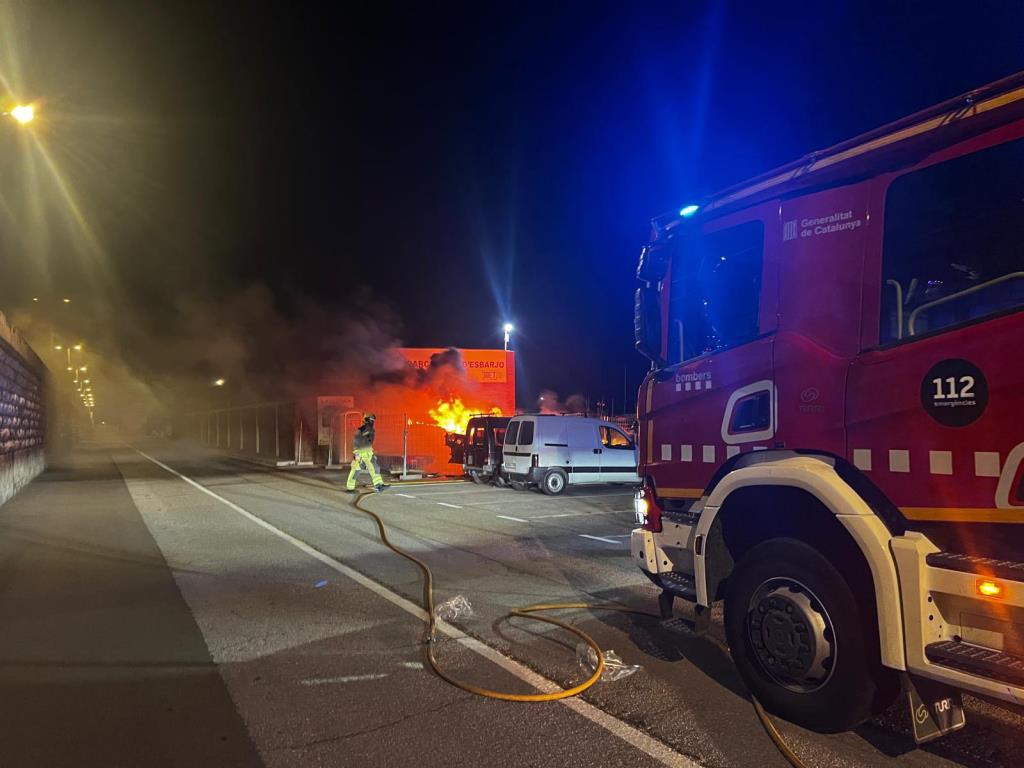 Un incendi destrueix tres barques al port de Vilanova i la Geltrú. Policia local de Vilanova