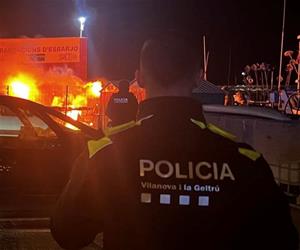 Un incendi destrueix tres barques al port de Vilanova i la Geltrú