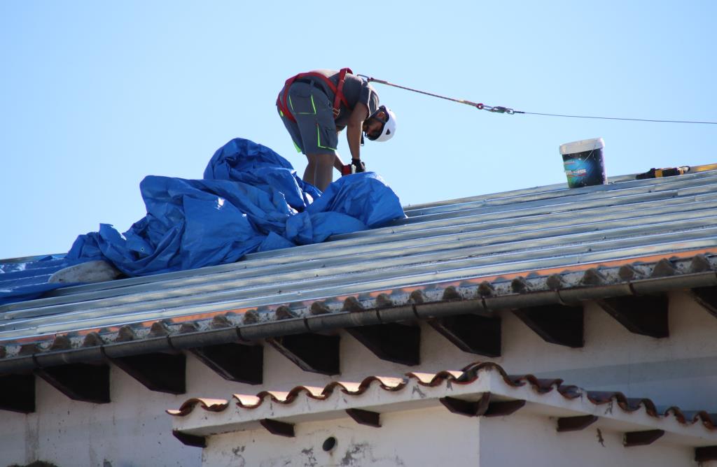 Un operari treballa en la teulada. ACN / Laura Busquets