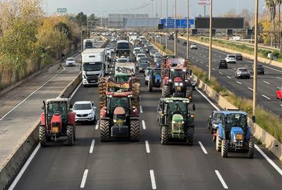 Unió de Pagesos mobilitza una trentena de tractors contra l’ampliació de la zona ZEPA al Parc Agrari del Baix Llobregat. ACN