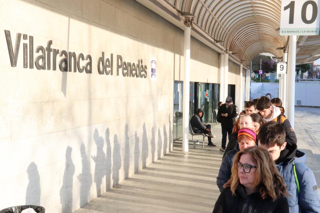 Usuaris de l’R4 se senten “estafats” per la falta de trens i desborden les cues al bus interurbà per arribar a Barcelona. ACN