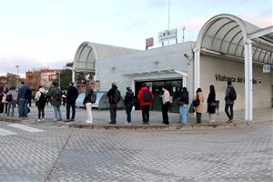 Usuaris de l’R4 se senten “estafats” per la falta de trens i desborden les cues al bus interurbà per arribar a Barcelona