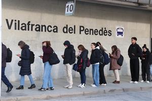 Usuaris de l’R4 se senten “estafats” per la falta de trens i desborden les cues al bus interurbà per arribar a Barcelona