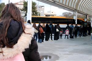 Usuaris de l’R4 se senten “estafats” per la falta de trens i desborden les cues al bus interurbà per arribar a Barcelona