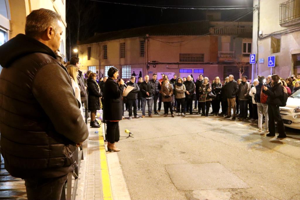 Vilanova del Camí fa cinc minuts de silenci per recordar el veí mort aquest cap de setmana per un apunyalament. ACN