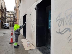 Vilanova i la Geltrú intensifica la neteja de pintades i reclama més civisme. Ajuntament de Vilanova